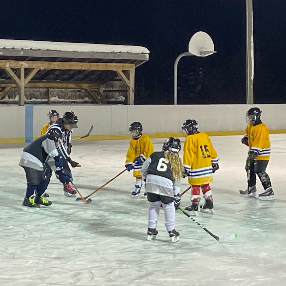 Photo of kids playing hockey at the Shady Nook outdoor rink.